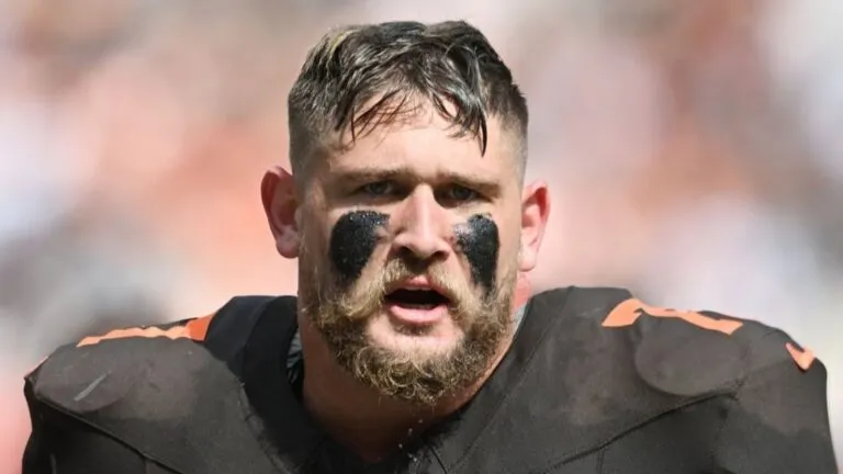 Wyatt Teller jugador de Houston Texans en jugada ofensiva reforzando la línea en la NFL durante partido en estadio