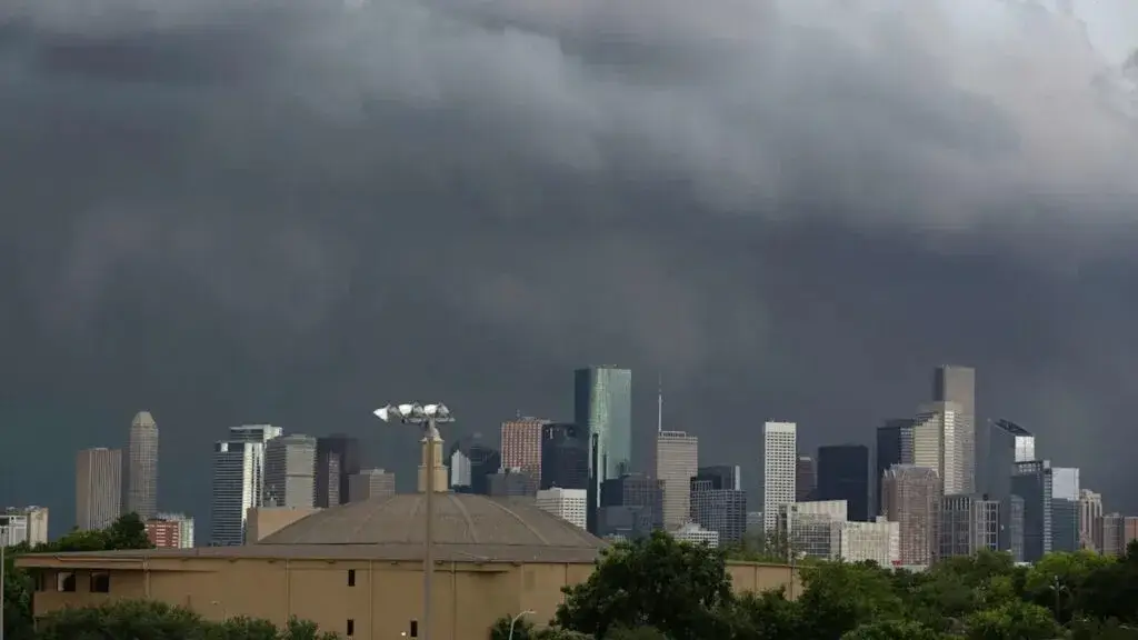 tormentas en Houston provocan lluvias intensas y riesgo de inundaciones locales