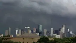 tormentas en Houston provocan lluvias intensas y riesgo de inundaciones locales