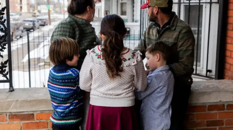 arrestos de ICE en Texas afectan a familias migrantes dejando a menores a cargo del hogar