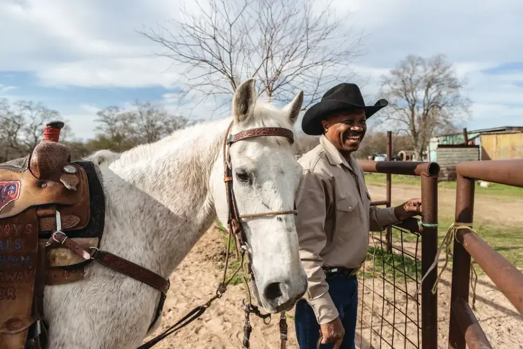 Arte cowboy en Houston con pinturas western, rodeo y cultura vaquera que atrae turismo cultural y nuevas generaciones