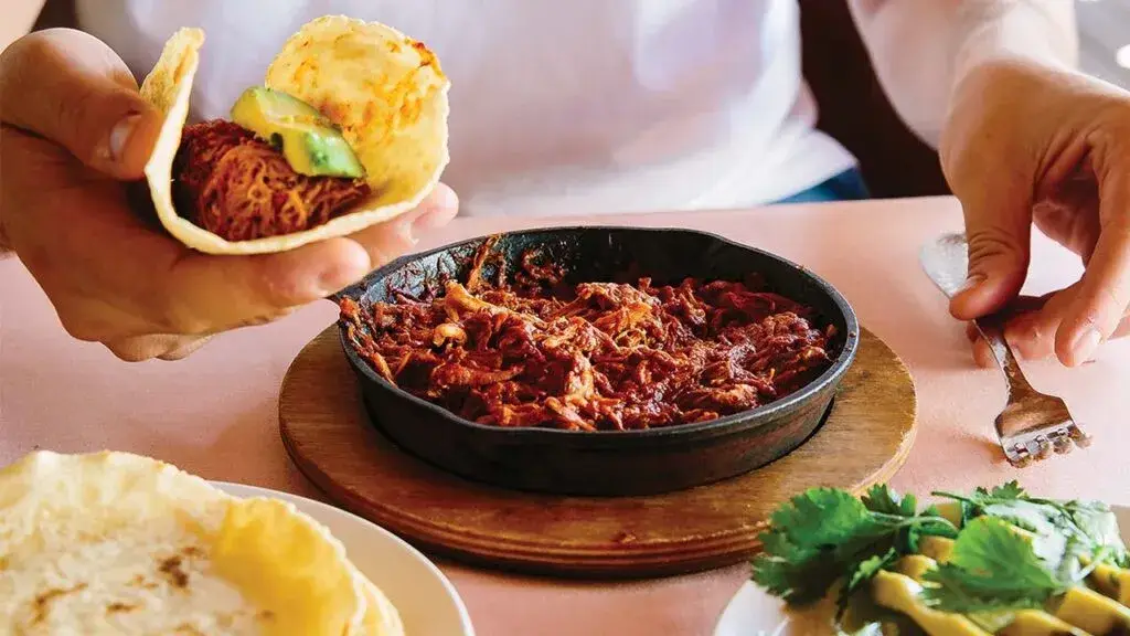 Auge de la comida mexicana en Houston con tacos gourmet y cocina contemporánea en restaurante moderno