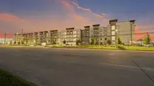 Brittmoore Houston con proyecto de reconversión industrial a oficinas y comercio moderno en zona urbana de Houston