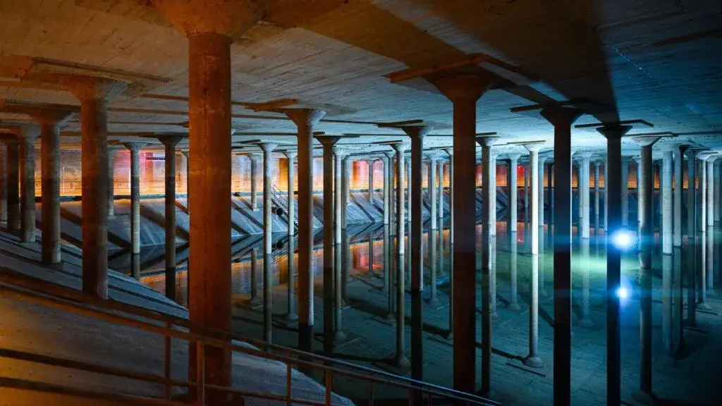 Buffalo Bayou Park presenta instalación interactiva en cisterna con luces y participación del público