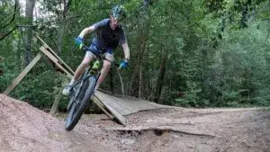 ciclismo de montaña en senderos boscosos de Harris County con estructuras en riesgo de ser removidas