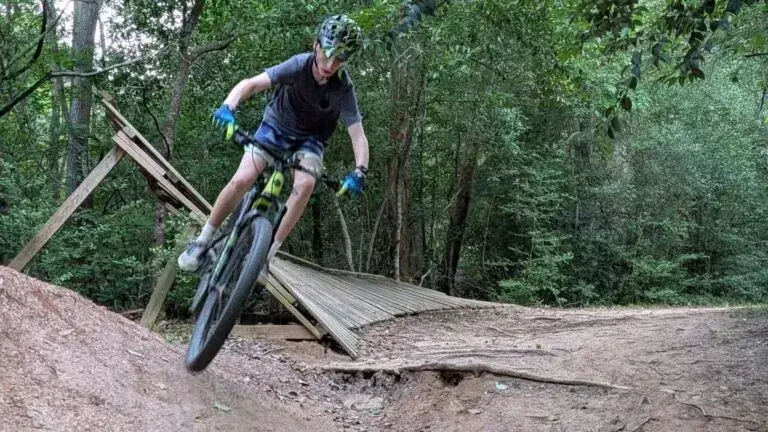 ciclismo de montaña en senderos boscosos de Harris County con estructuras en riesgo de ser removidas