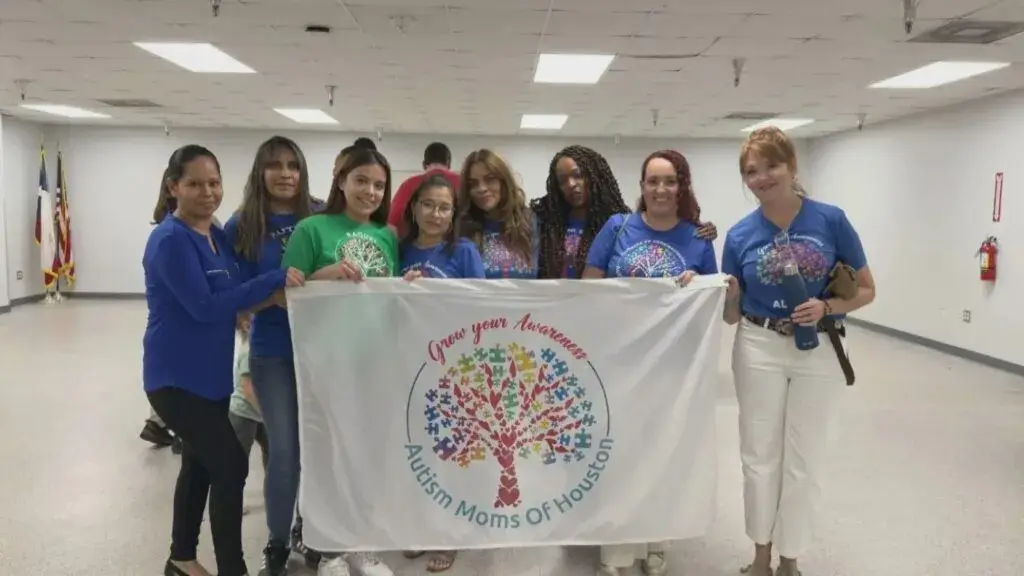 autismo en Houston con familias participando en evento inclusivo y actividades sensoriales para niños neurodivergentes
