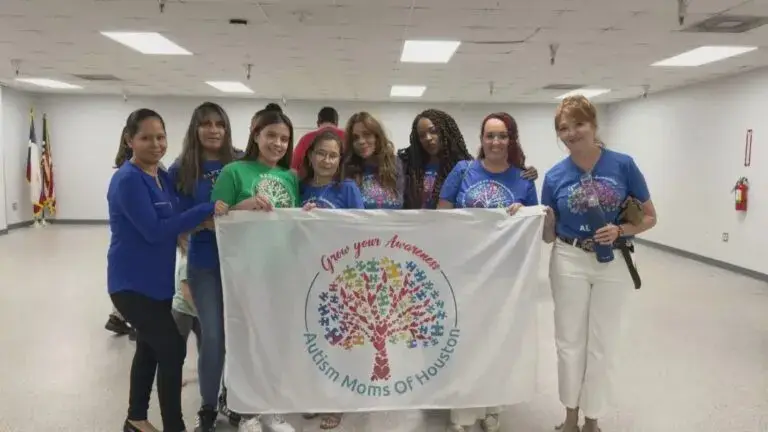 autismo en Houston con familias participando en evento inclusivo y actividades sensoriales para niños neurodivergentes