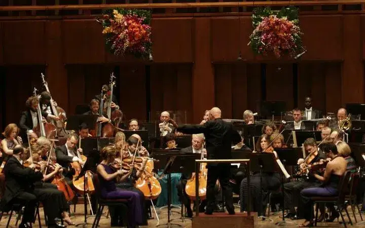 Concierto El Señor de los Anillos Houston con cuarteto de cuerdas y ambiente iluminado por velas en experiencia inmersiva