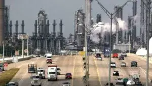 Derrame de diésel en Deer Park en el Houston Ship Channel con equipos de contención trabajando