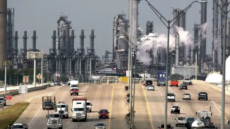 Derrame de diésel en Deer Park en el Houston Ship Channel con equipos de contención trabajando