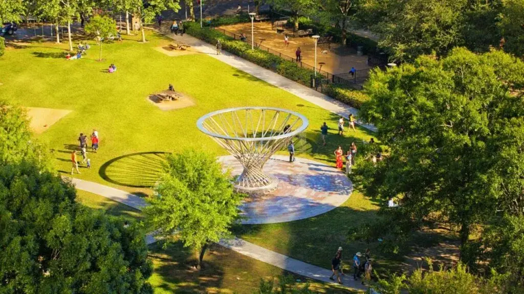 Discovery Green con áreas verdes, lago y actividades recreativas al aire libre en el centro de la ciudad