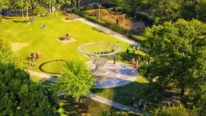 Discovery Green con áreas verdes, lago y actividades recreativas al aire libre en el centro de la ciudad