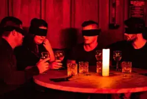 Comensales disfrutan un restaurante poco convencional en Houston con cena a oscuras y experiencia gastronómica sensorial
