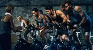 clases de giro en Houston en estudio fitness boutique con bicicletas indoor y ambiente wellness moderno