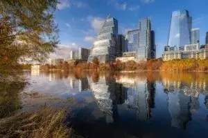 industrias en Texas impulsan crecimiento económico con tecnología energía renovable y manufactura avanzada en Estados Unidos