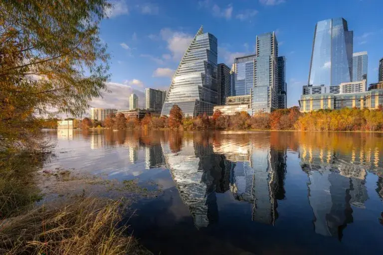 industrias en Texas impulsan crecimiento económico con tecnología energía renovable y manufactura avanzada en Estados Unidos