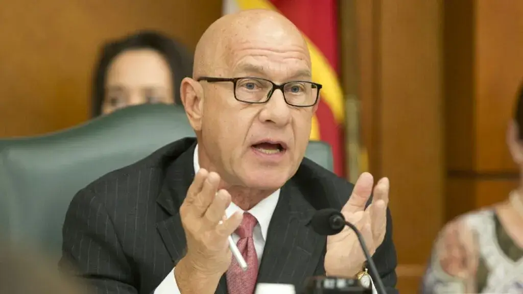 John Whitmire enfrenta crisis por fondos de seguridad y política migratoria en Houston