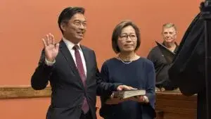 Daniel Wong jurando como juez interino en Fort Bend tras suspensión de KP George