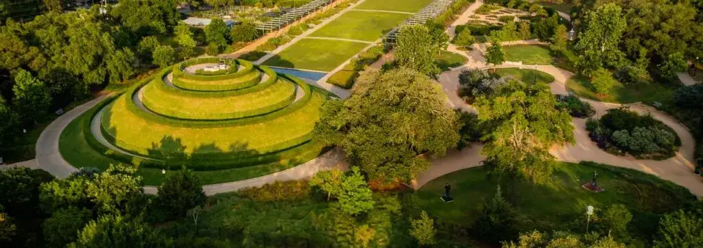 lugares de hadas en Houston con jardines florales y ambiente mágico para visitantes