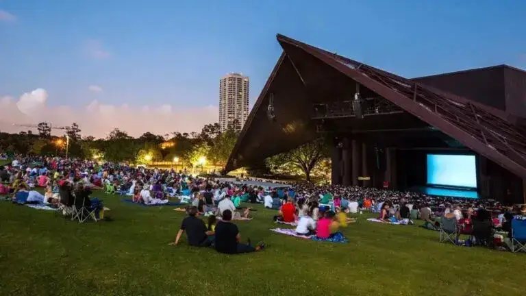 Miller Outdoor Theatre con público disfrutando conciertos gratuitos al aire libre en Hermann Park