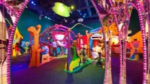 museos para niños en Houston con áreas de juego y aprendizaje interactivo para familias