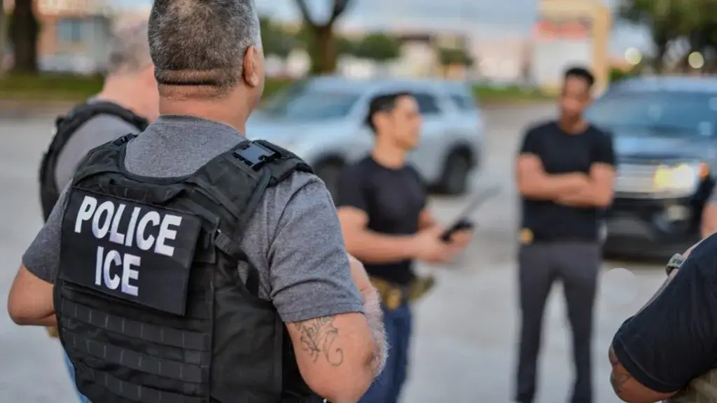 Policía de Houston aplicando nueva política migratoria tras restricciones a colaboración con ICE