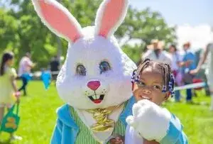 Pascua en Houston con familias participando en búsqueda de huevos y actividades de primavera en Texas