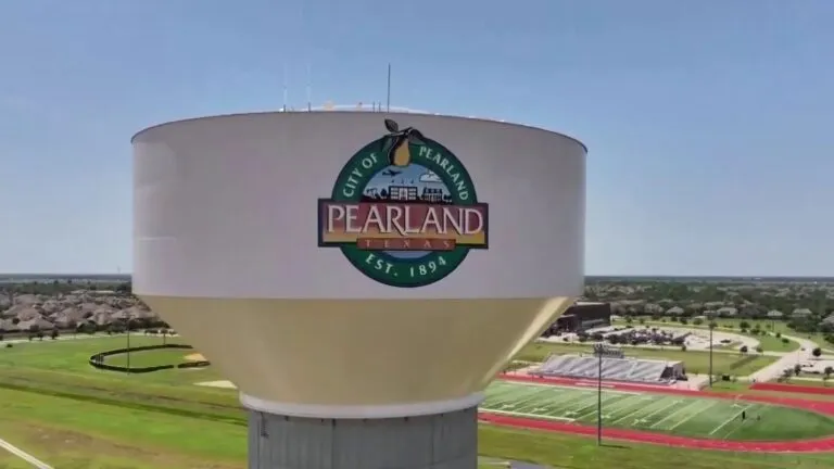Pearland desarrollo urbano con viviendas, comercios y espacios recreativos en proyecto tipo mini ciudad en Texas