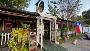 restaurante temático en Houston con decoración medieval y ambiente inspirado en fantasía tipo The Hobbit Cafe