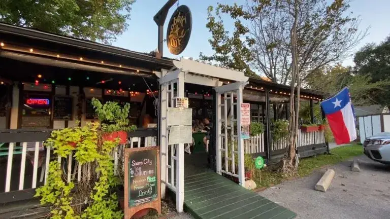 restaurante temático en Houston con decoración medieval y ambiente inspirado en fantasía tipo The Hobbit Cafe