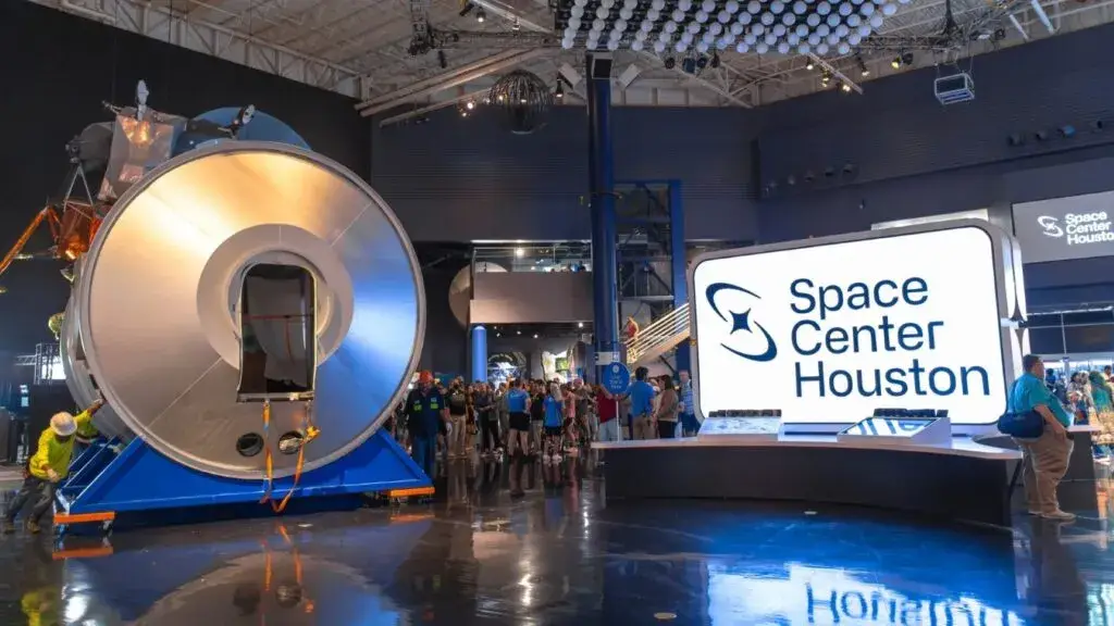 Space Center Houston con programas Artemis y experiencias educativas interactivas sobre exploración espacial