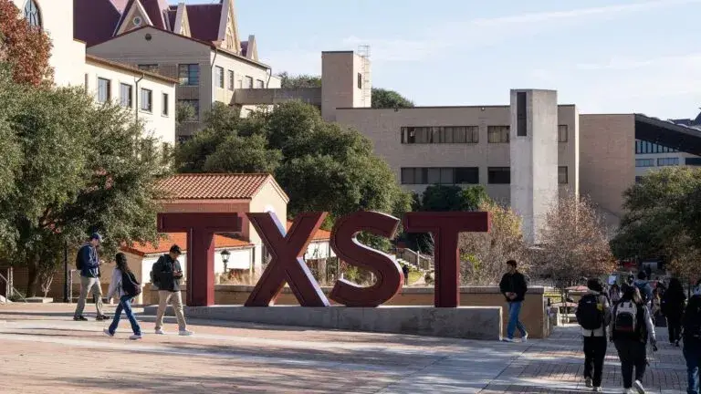 Texas State University campus con trabajadores afectados por cambio de proveedor en servicios de comedor y despidos laborales