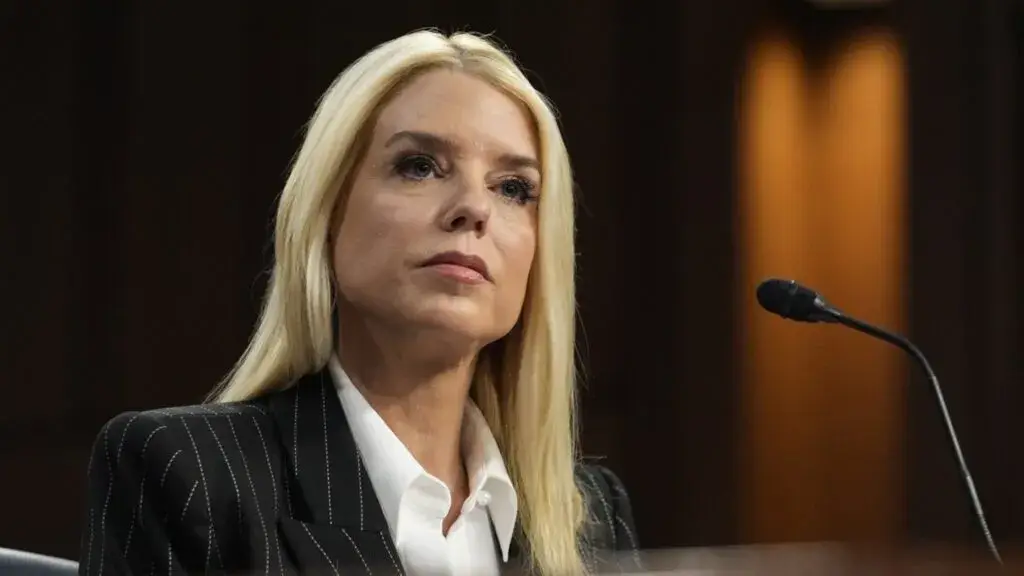 Pam Bondi tras dejar su cargo como fiscal general de Estados Unidos en medio de cambios políticos y controversias recientes