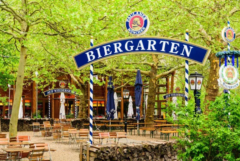 Ashford Beer Garden Houston con espacio al aire libre, cerveza y ambiente social inspirado en cervecerías bávaras