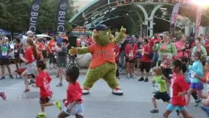 Astros Race to the Pennant con corredores llegando a Daikin Park en evento deportivo con ambiente festivo