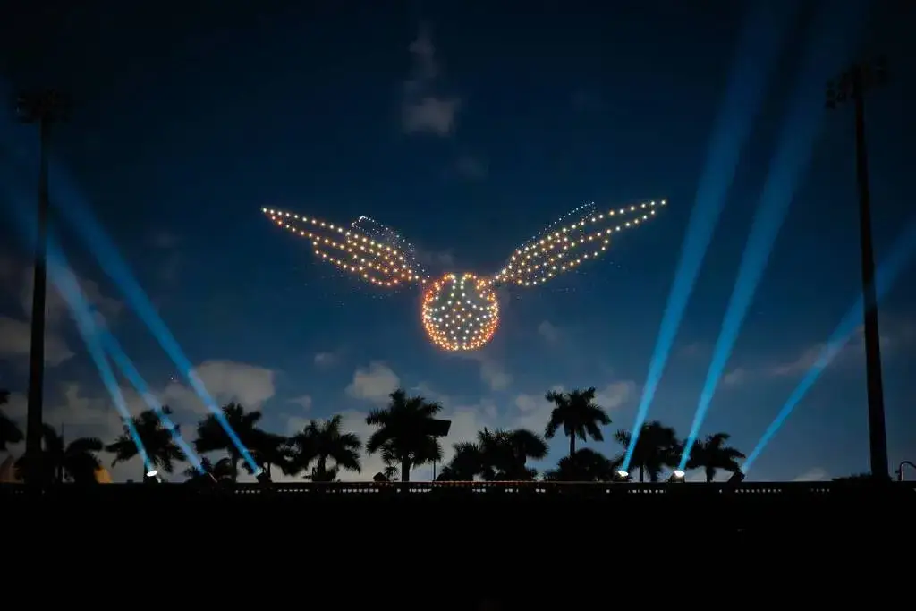 espectáculo de drones Harry Potter con figuras en el cielo nocturno, luces sincronizadas y experiencia inmersiva en Houston