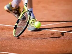 Tenis en Houston con jugadores entrenando en club deportivo exclusivo de Texas
