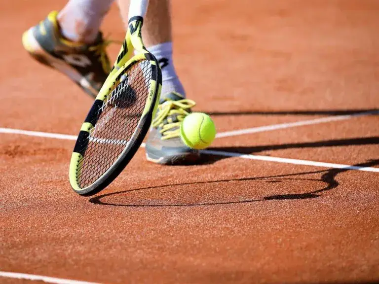Tenis en Houston con jugadores entrenando en club deportivo exclusivo de Texas