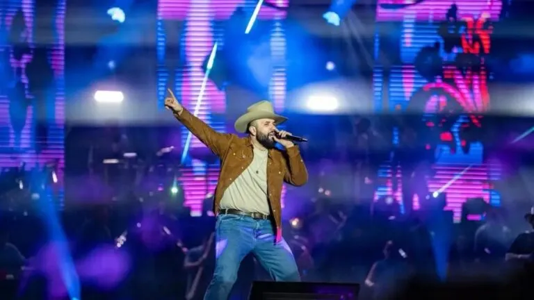 Carín León cantando en concierto masivo de su gira 2026 previo a su presentación en Houston