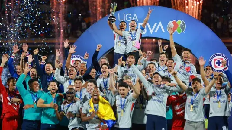Jugadores de Cruz Azul celebrando el título del Clausura 2026 tras vencer a Pumas