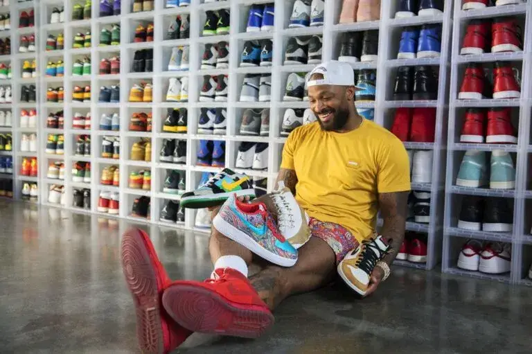 Tenis exclusivos en Houston exhibidos dentro de una tienda streetwear moderna