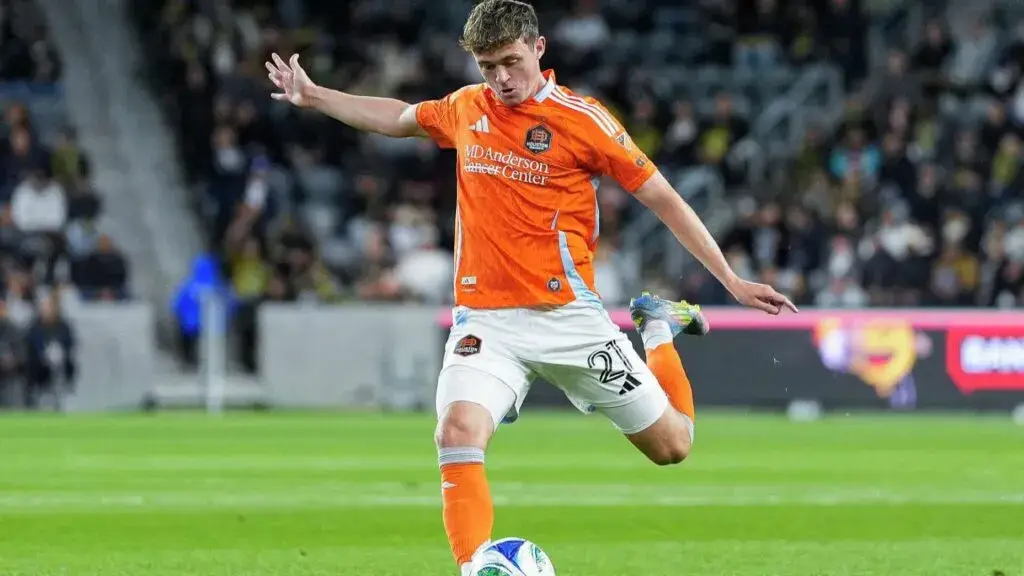 Jack McGlynn celebrando doblete con Houston Dynamo durante victoria sobre Los Angeles FC en MLS