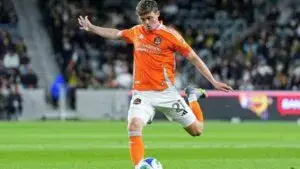 Jack McGlynn celebrando doblete con Houston Dynamo durante victoria sobre Los Angeles FC en MLS