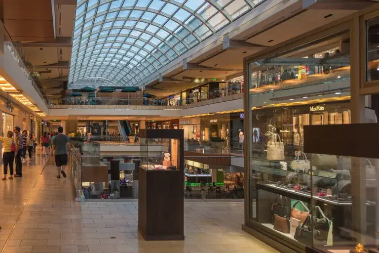 Tienda Edikted Houston dentro de The Galleria con estética moderna y moda viral inspirada en TikTok en Estados Unidos