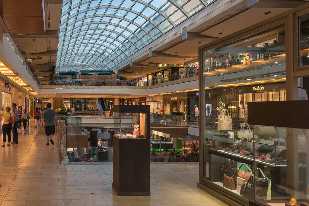 Tienda Edikted Houston dentro de The Galleria con estética moderna y moda viral inspirada en TikTok en Estados Unidos