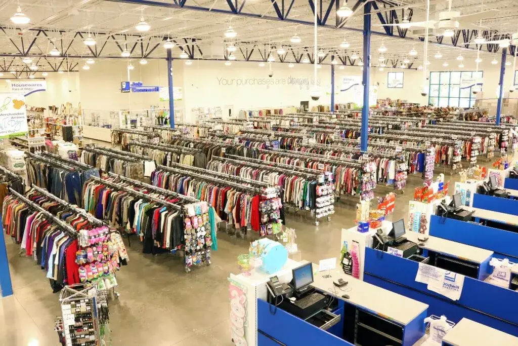 Goodwill en Houston con compradores explorando ropa y artículos vintage