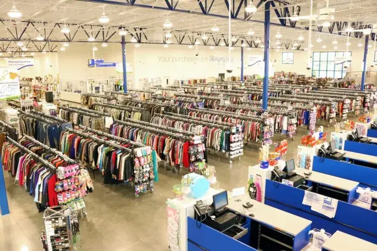 Goodwill en Houston con compradores explorando ropa y artículos vintage