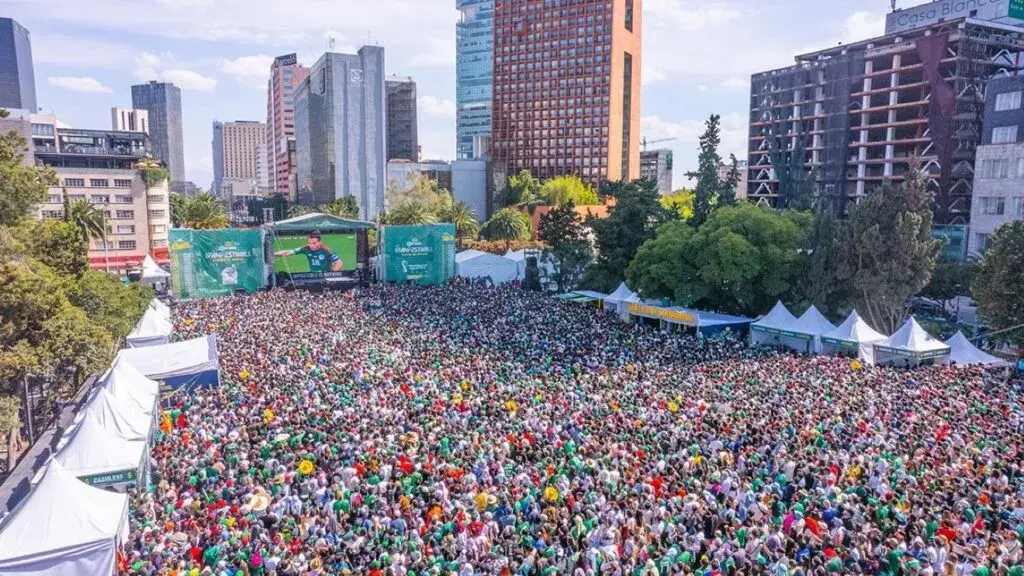 FIFA Fan Fest con aficionados viendo partidos en pantallas gigantes y ambiente festivo en EaDo