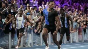 Fred Kerley compitiendo en carrera de 100 metros durante los Enhanced Games en Las Vegas